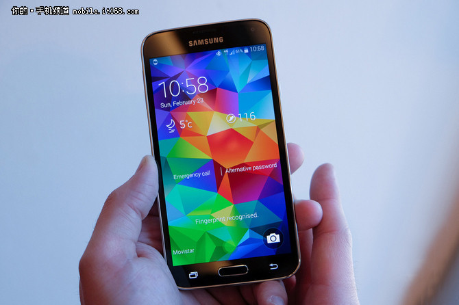 HTC One M9+是HTC在今年上半年針對(duì)大陸市場(chǎng)特別推出了旗艦機(jī)型，相比于M9，HTC One M9+加入了指紋識(shí)別功能，并且采用了更大尺寸的2K分辨率屏幕。同時(shí)也延續(xù)了HTC One M8經(jīng)典的全金屬一體成型機(jī)身以及后置雙攝像頭。現(xiàn)在我們發(fā)現(xiàn)這款上市價(jià)格高達(dá)4999元的手機(jī)直降兩千五，在國(guó)美在線僅售2489元!有打算購(gòu)入M9+的小伙伴一定要抓住這次機(jī)會(huì)哦!