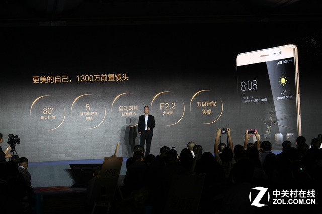 1300萬像素的前置鏡頭，并且還有80°大廣角，支持自動對焦、五級智能美顏。