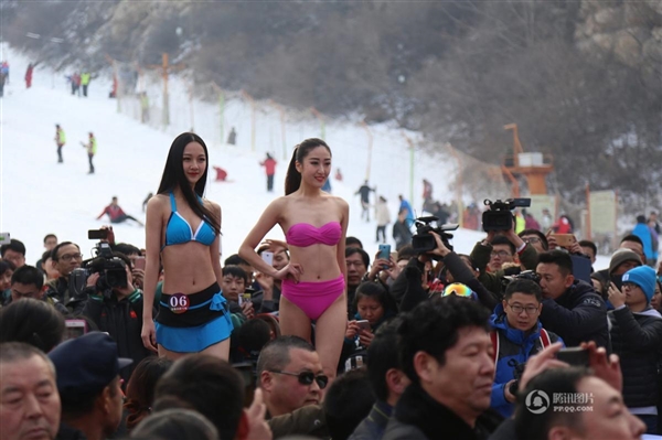 沒(méi)法直視！零下3度女大學(xué)生集體泳裝：只為1萬(wàn)獎(jiǎng)金