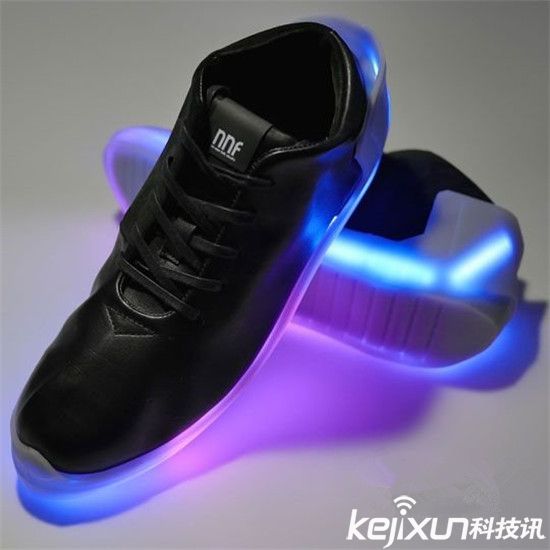 智能鞋子搶風頭：不僅能說話還能給手機充電！